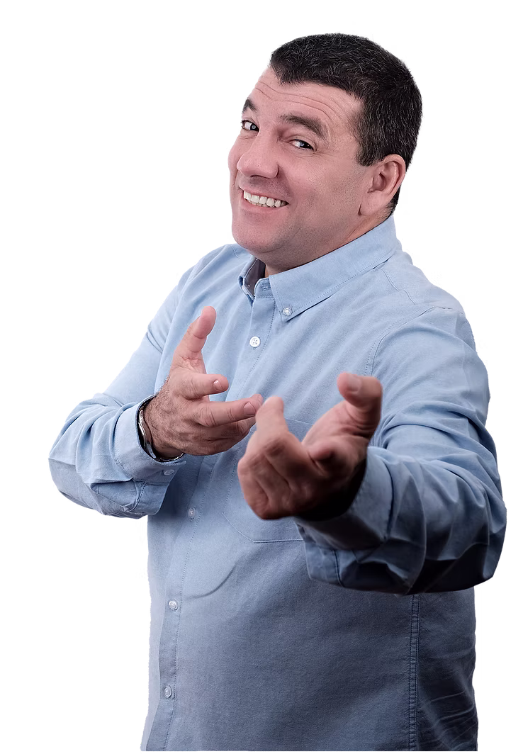 Max Pires sorrindo, de braços abertos